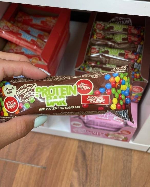 Mountain's Joe protein bar gusto chocolate candy cream